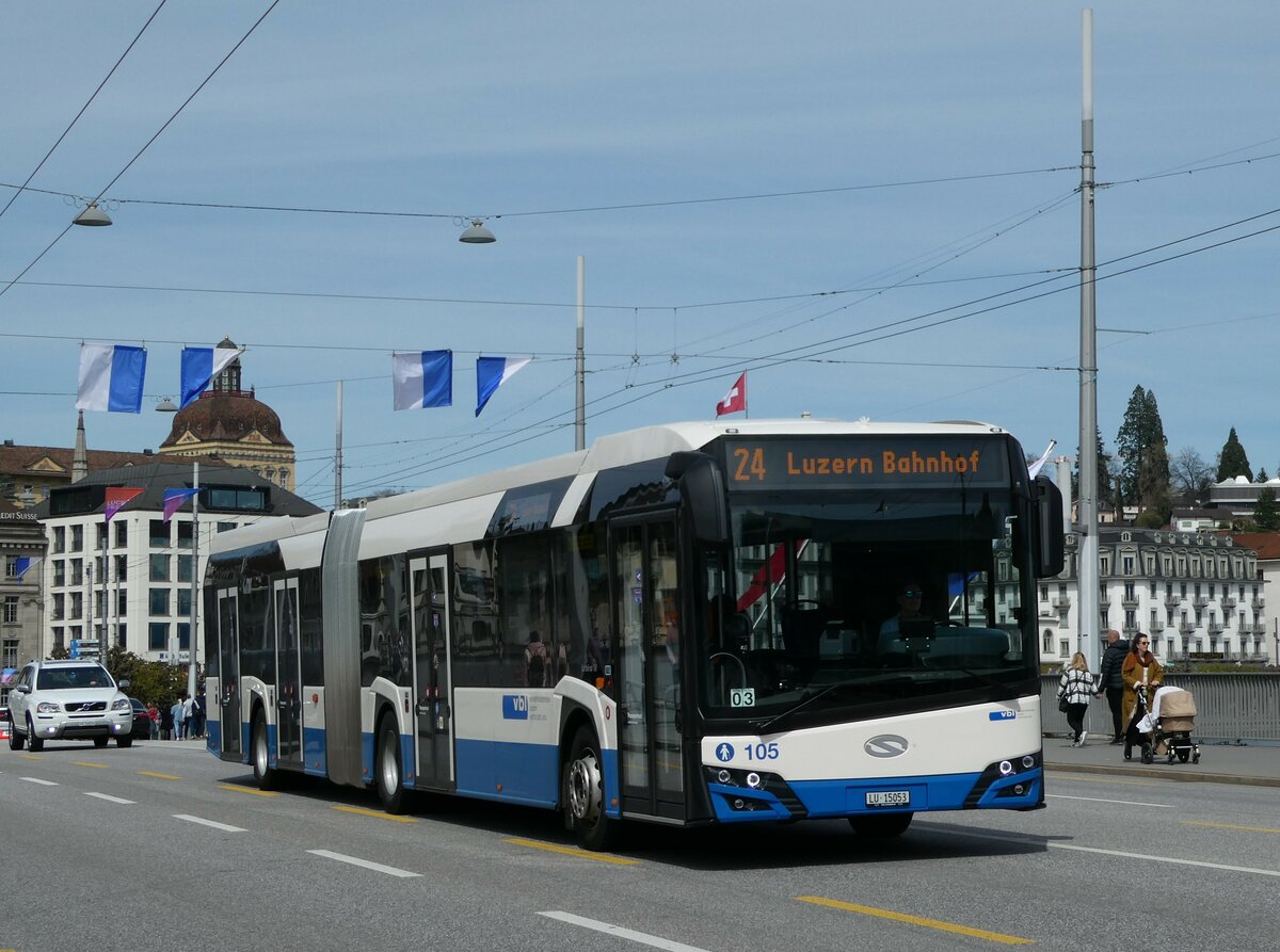 (234'432) - VBL Luzern - Nr. 105/LU 15'053 - Solaris am 11. April 2022 in Luzern, Bahnhofbr�cke