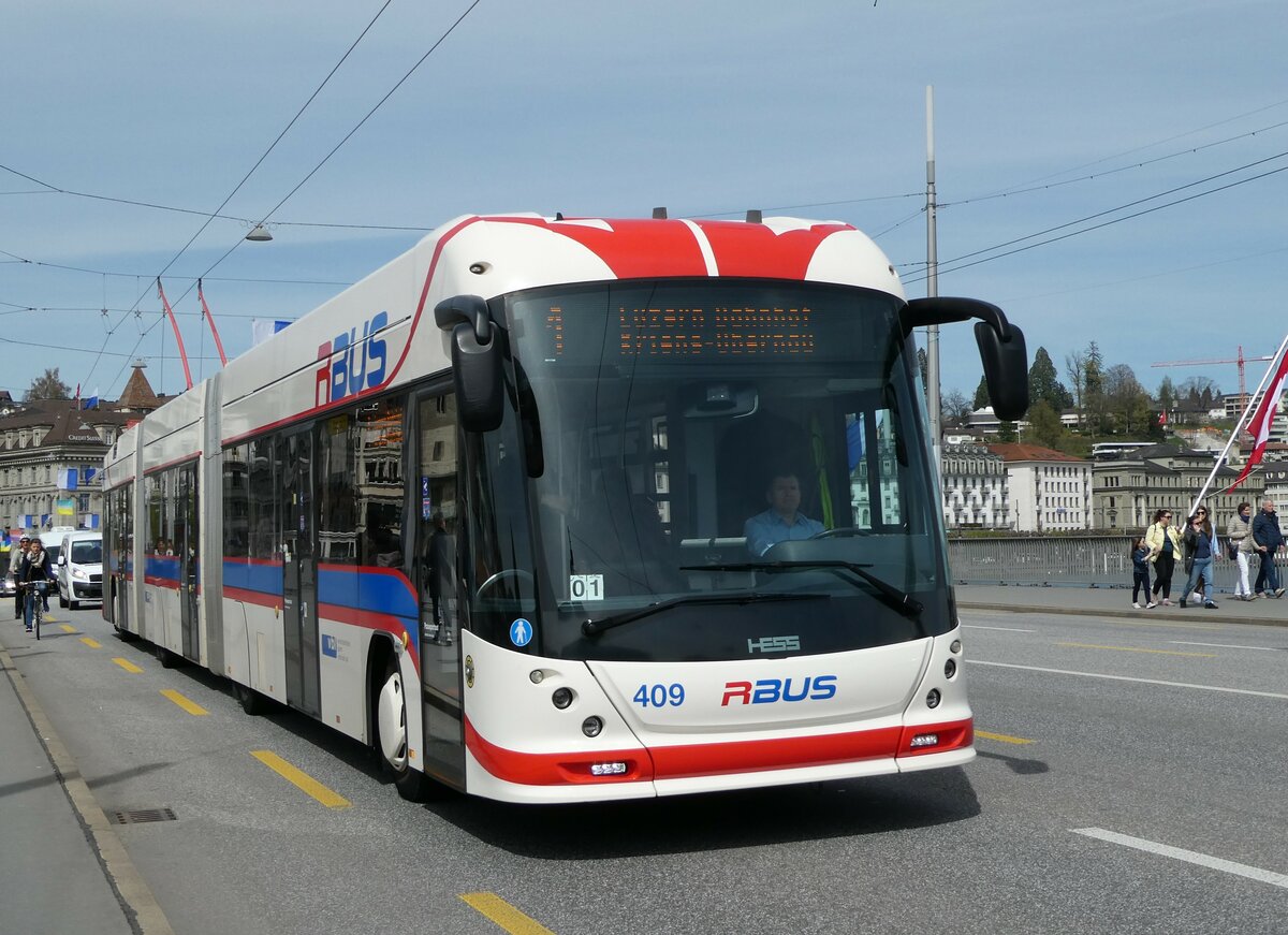 (234'444) - VBL Luzern - Nr. 409 - Hess/Hess Doppelgelenktrolleybus am 11. April 2022 in Luzern, Bahnhofbr�cke