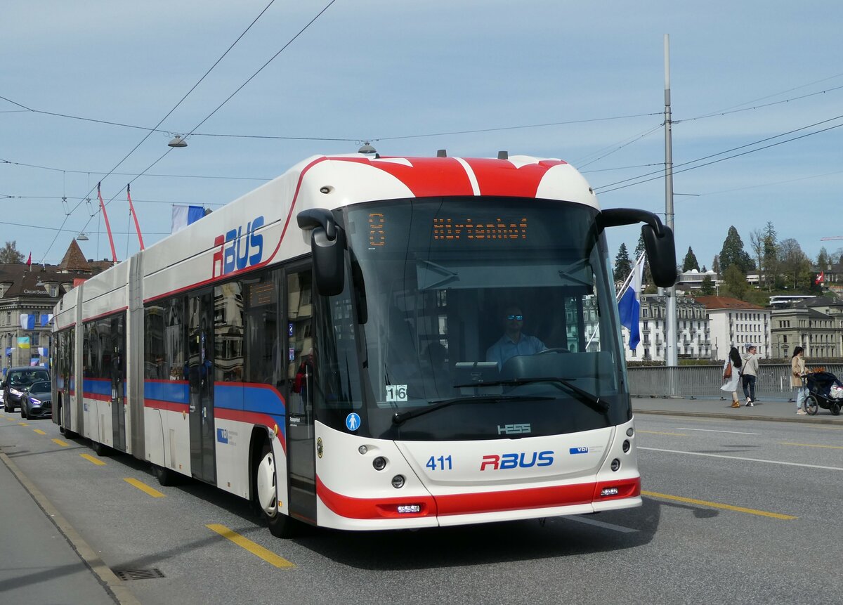 (234'456) - VBL Luzern - Nr. 411 - Hess/Hess Doppelgelenktrolleybus am 11. April 2022 in Luzern, Bahnhofbr�cke