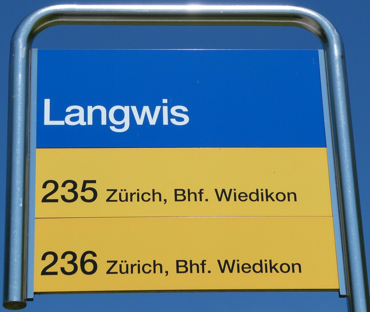 (235'033) - ZVV/PostAuto-Haltestellenschild - Ringlikon, Langwis - am 2. Mai 2022