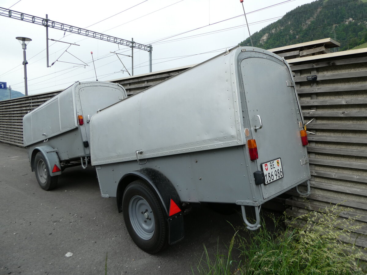 (236'100) - PostAuto Bern - BE 186'986 - Hess/PTT Gep�ckanh�nger (ex Portenier, Adelboden Nr. 2; ex Geiger, Adelboden Nr. 2; ex P 2795) am 22. Mai 2022 beim Bahnhof Reichenbach