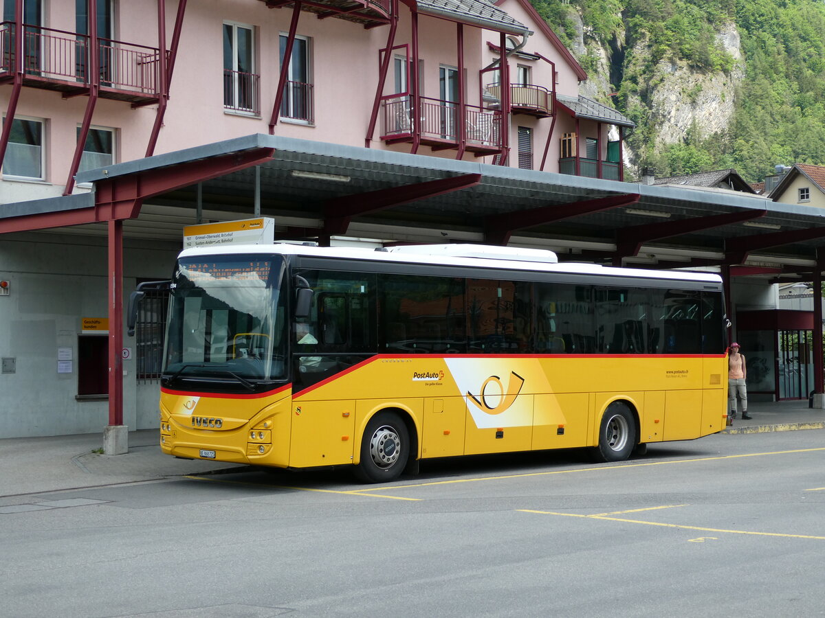 (236'719) - Fl�ck, Brienz - Nr. 25/BE 868'725 - Iveco am 4. Juni 2022 in Meiringen, Postautostation
