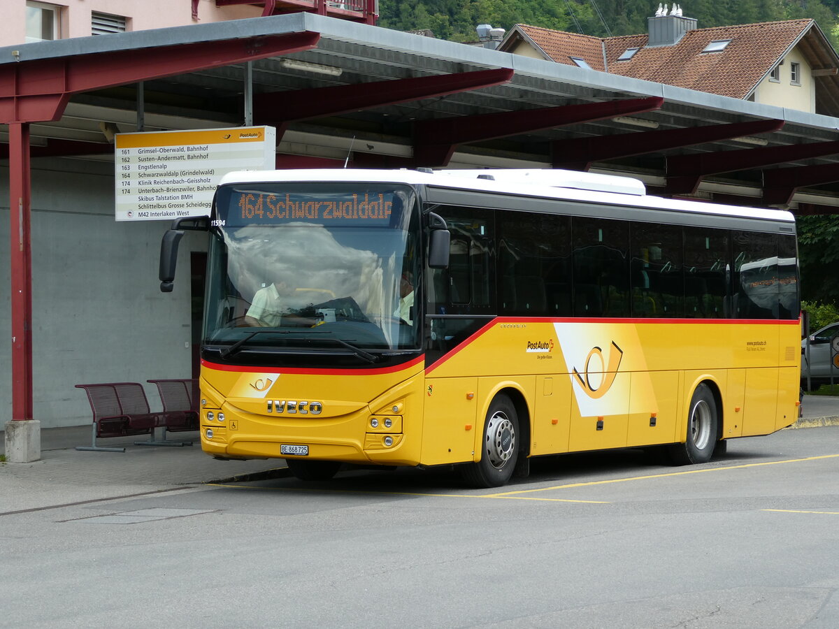 (236'722) - Fl�ck, Brienz - Nr. 25/BE 868'725 - Iveco am 4. Juni 2022 in Meiringen, Postautostation