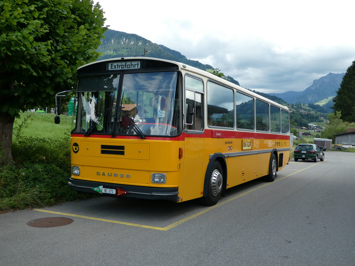 (237'498) - Bachmann, Nieder�nz - Nr. 5/BE 271 - Saurer/T�scher (ex W�thrich, Ursenbach; ex Sch�rch, Gutenburg Nr. 5; ex Engeloch, Riggisberg Nr. 5; ex P 25'668) am 25. Juni 2022 beim Bahnhof M�lenen