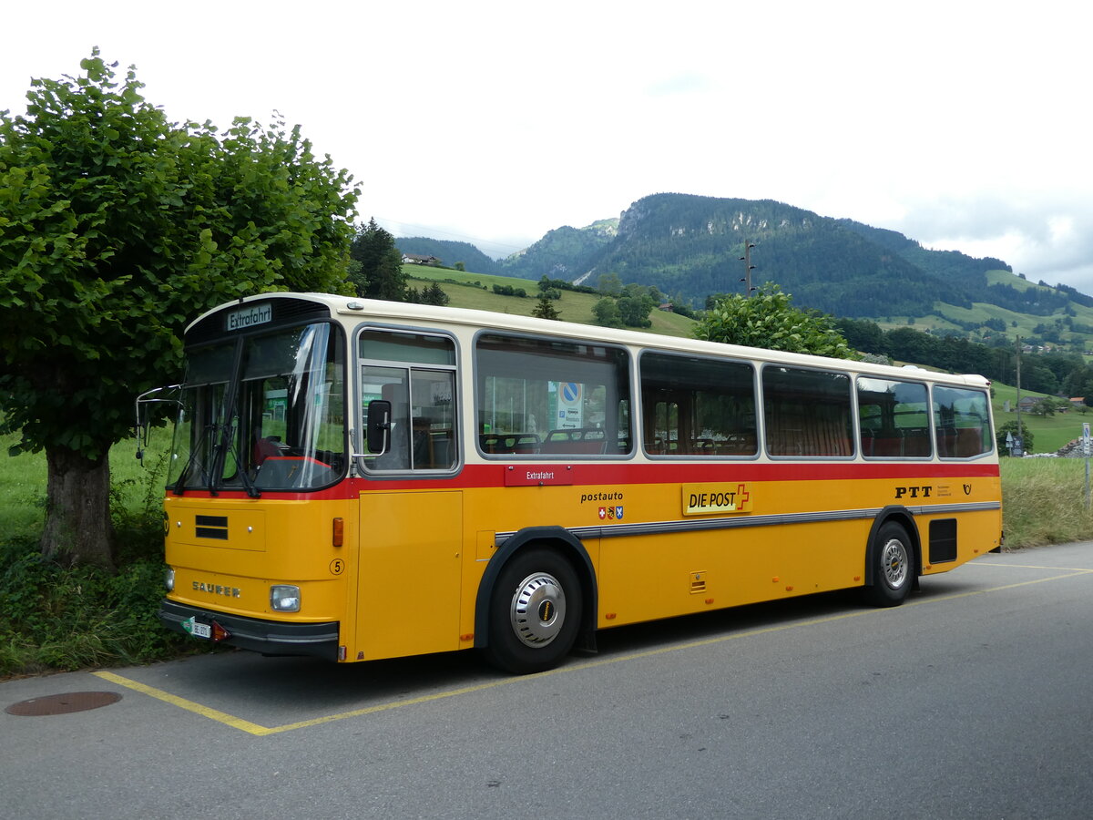 (237'501) - Bachmann, Nieder�nz - Nr. 5/BE 271 - Saurer/T�scher (ex W�thrich, Ursenbach; ex Sch�rch, Gutenburg Nr. 5; ex Engeloch, Riggisberg Nr. 5; ex P 25'668) am 25. Juni 2022 beim Bahnhof M�lenen