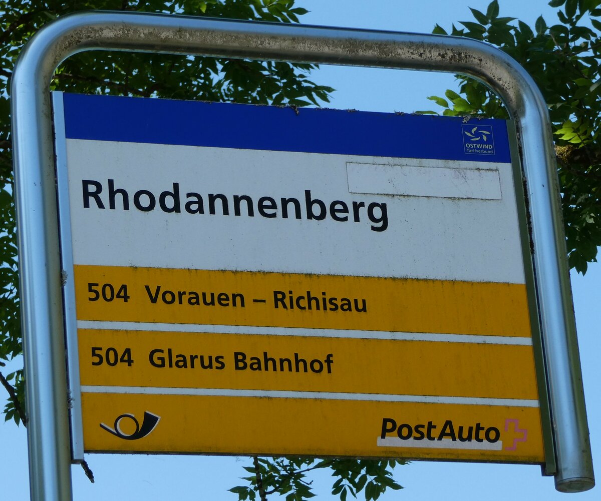 (238'234) - PostAuto-Haltestellenschild - Kl�ntal, Rhodannenberg - am 17. Juli 2022