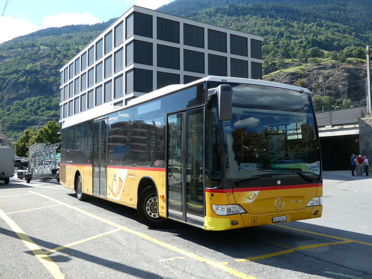 (238'716) - CarPostal Ouest - VD 203'041 - Mercedes (ex PostAuto Graub�nden) am 31. Juli 2022 beim Bahnhof Brig