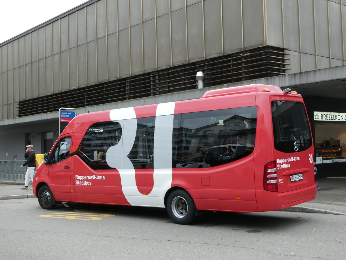 (239'115) - VZO Gr�ningen - Nr. 252/ZH 655'252 - Mercedes am 20. August 2022 beim Bahnhof Rapperswil