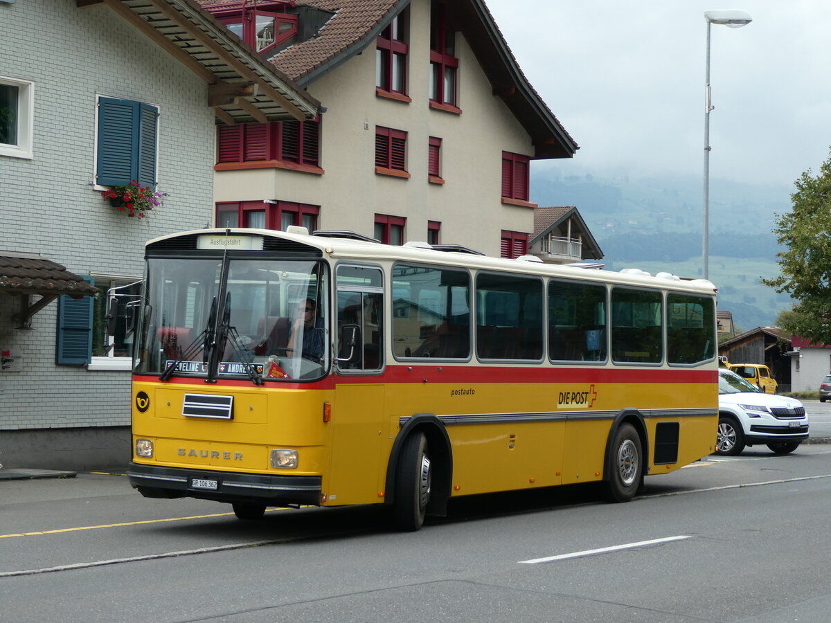 (239'802) - Ackermann, Landquart - GR 106'362 - Saurer/R&J (ex F�ssler, Unteriberg; ex Sch�rch, Gutenburg Nr. 6; ex P 24'358) am 28. August 2022 in Giswil, Hotel Bahnhof