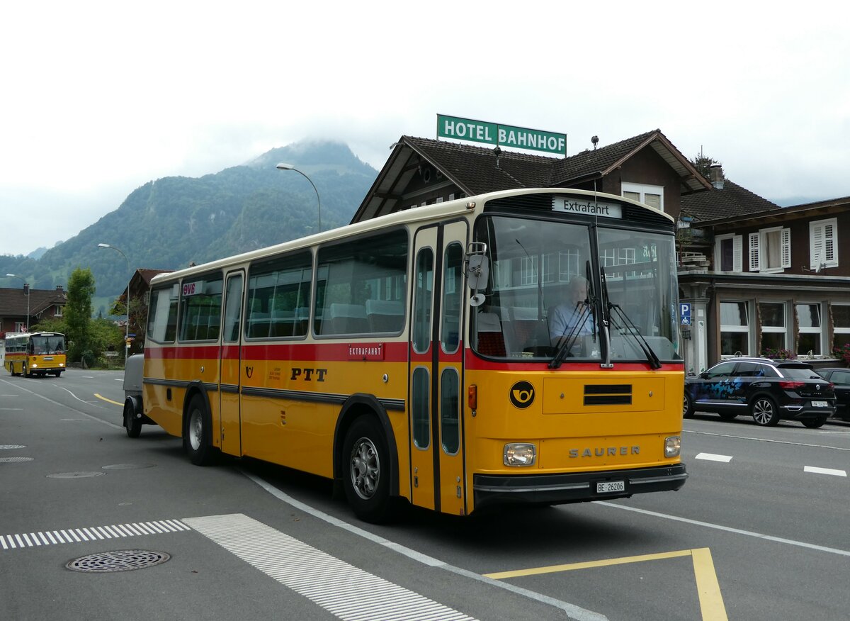 (239'807) - Schmid, Th�rishaus - BE 26'206 - Saurer/T�scher (ex P 24'244) am 28. August 2022 beim Bahnhof Giswil