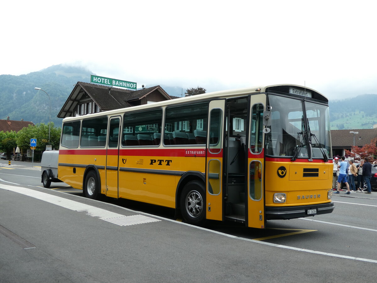 (239'809) - Schmid, Th�rishaus - BE 26'206 - Saurer/T�scher (ex P 24'244) am 28. August 2022 beim Bahnhof Giswil
