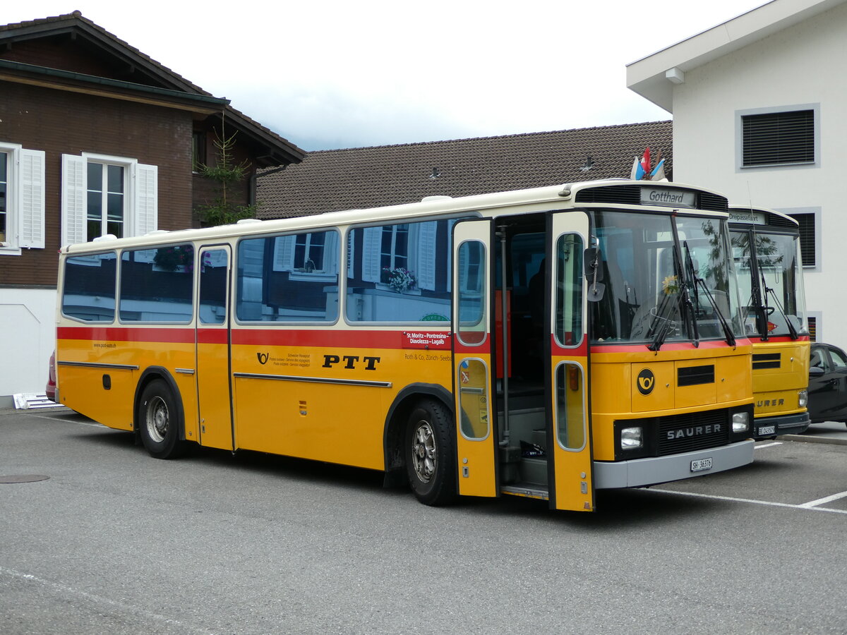 (239'812) - Roth, Z�rich - SH 36'376 - Saurer/T�scher (ex Looser, Elm; ex Mattli, Wassen) am 28. August 2022 in Giswil, Hotel Bahnhof
