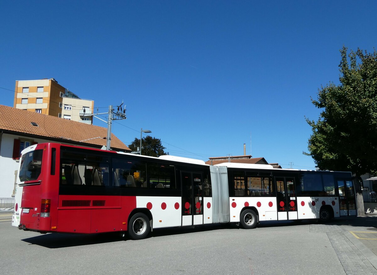 (239'999) - TPF Fribourg - Nr. 107/FR 300'345 - Volvo am 11. September 2022 beim Bahnhof D�dingen