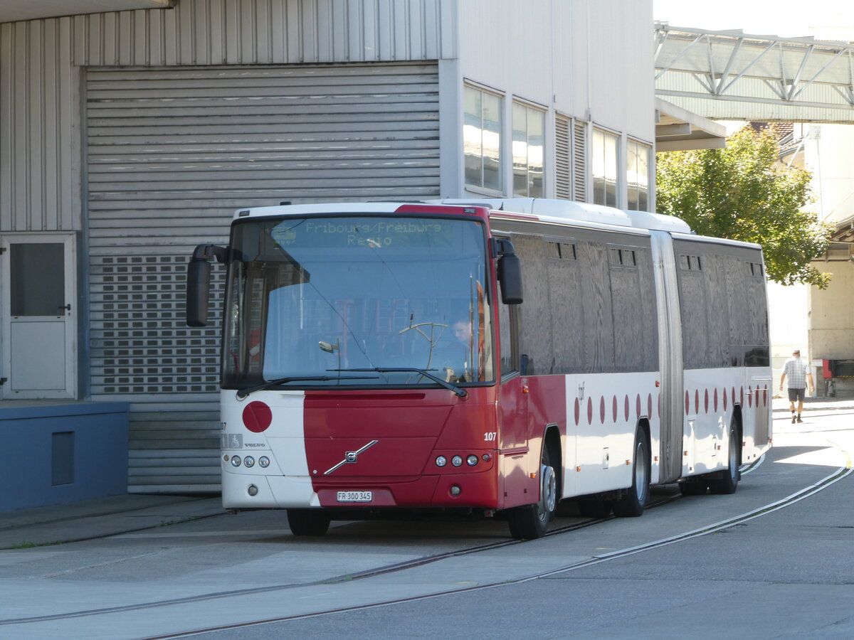 (240'000) - TPF Fribourg - Nr. 107/FR 300'345 - Volvo am 11. September 2022 beim Bahnhof D�dingen