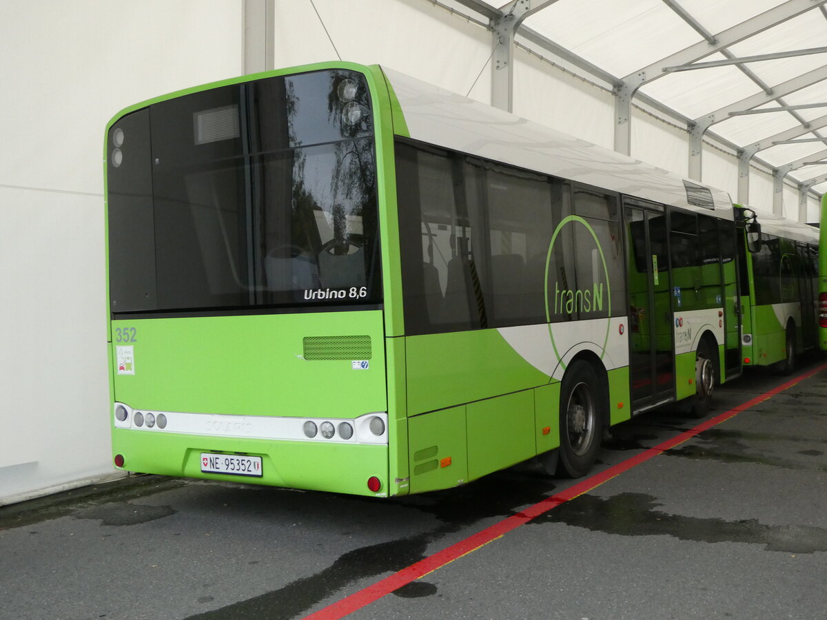 (240'415) - transN, La Chaux-de-Fonds - Nr. 352/NE 95'352 - Solaris (ex TRN La Chaux-de-Fonds Nr. 352) am 1. Oktober 2022 in La Chaux-de-Fonds, D�p�t