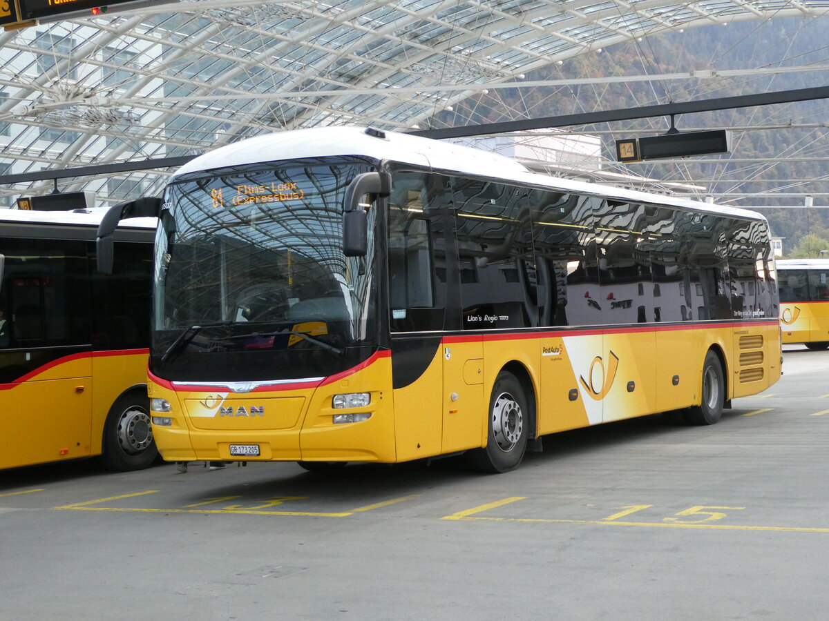 (241'033) - PostAuto Graub�nden - GR 173'205 - MAN am 11. Oktober 2022 in Chur, Postautostation