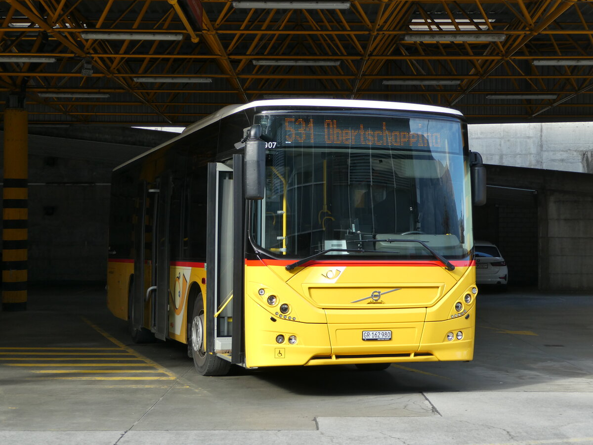 (241'074) - PostAuto Graub�nden - GR 162'980 - Volvo am 12. Oktober 2022 in Thusis, Postautostation