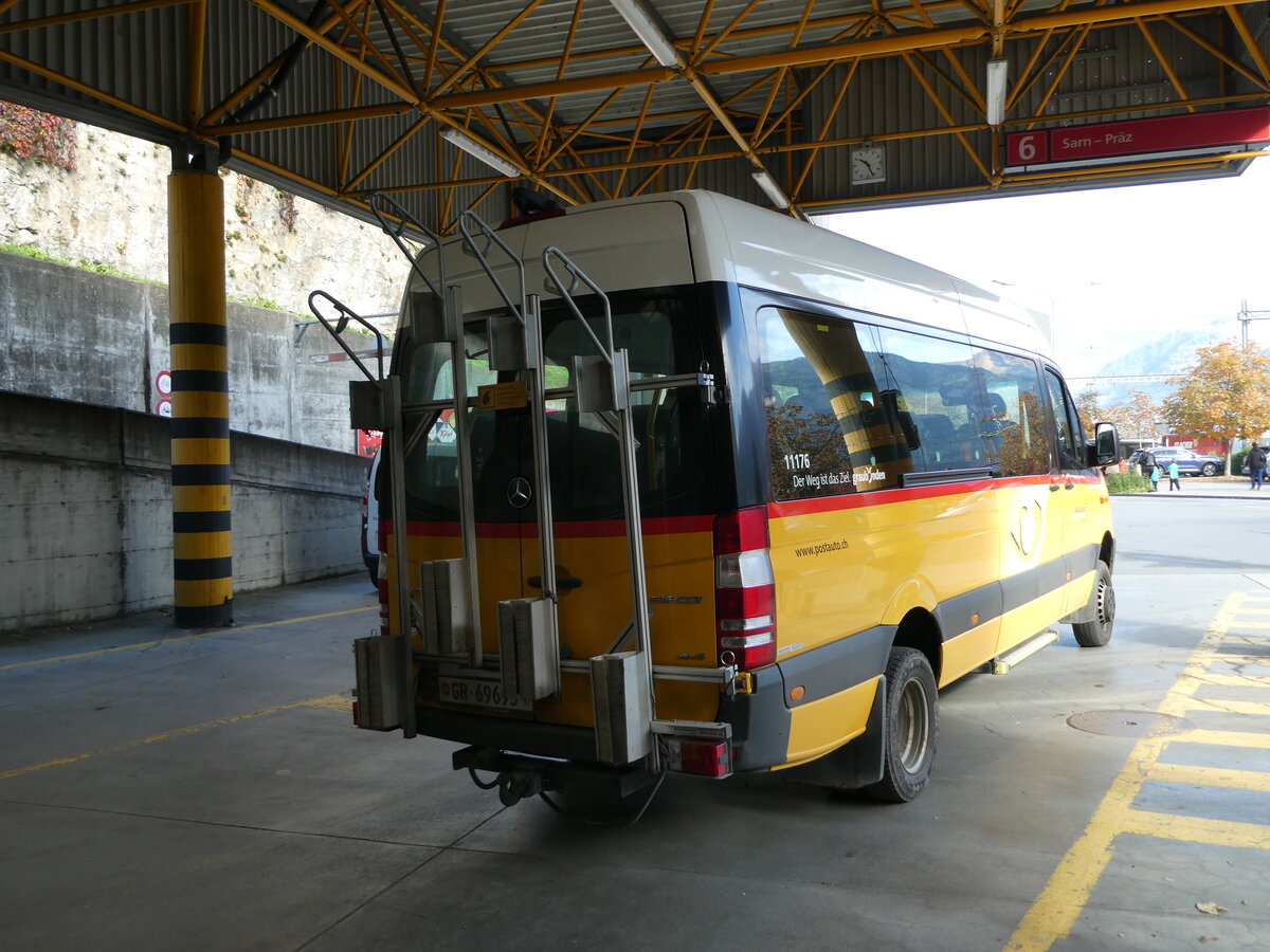 (241'077) - PostAuto Graub�nden - GR 69'693 - Mercedes am 12. Oktober 2022 in Thusis, Postautostation