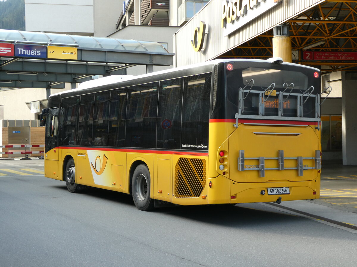 (241'078) - PostAuto Graub�nden - GR 102'346 - Volvo am 12. Oktober 2022 in Thusis, Postautostation