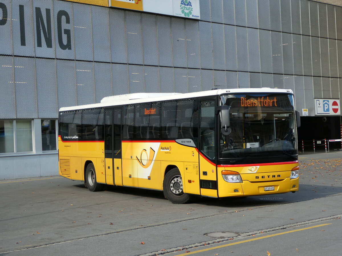 (241'116) - PostAuto Graub�nden - GR 168'605 - Setra am 12. Oktober 2022 beim Bahnhof Davos Platz