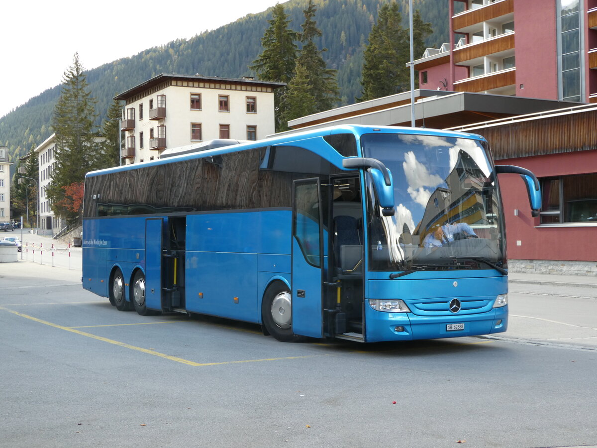 (241'117) - Swissvantour-Limo, Z�rich - SH 62'688 - Mercedes am 12. Oktober 2022 beim Bahnhof Davos Platz