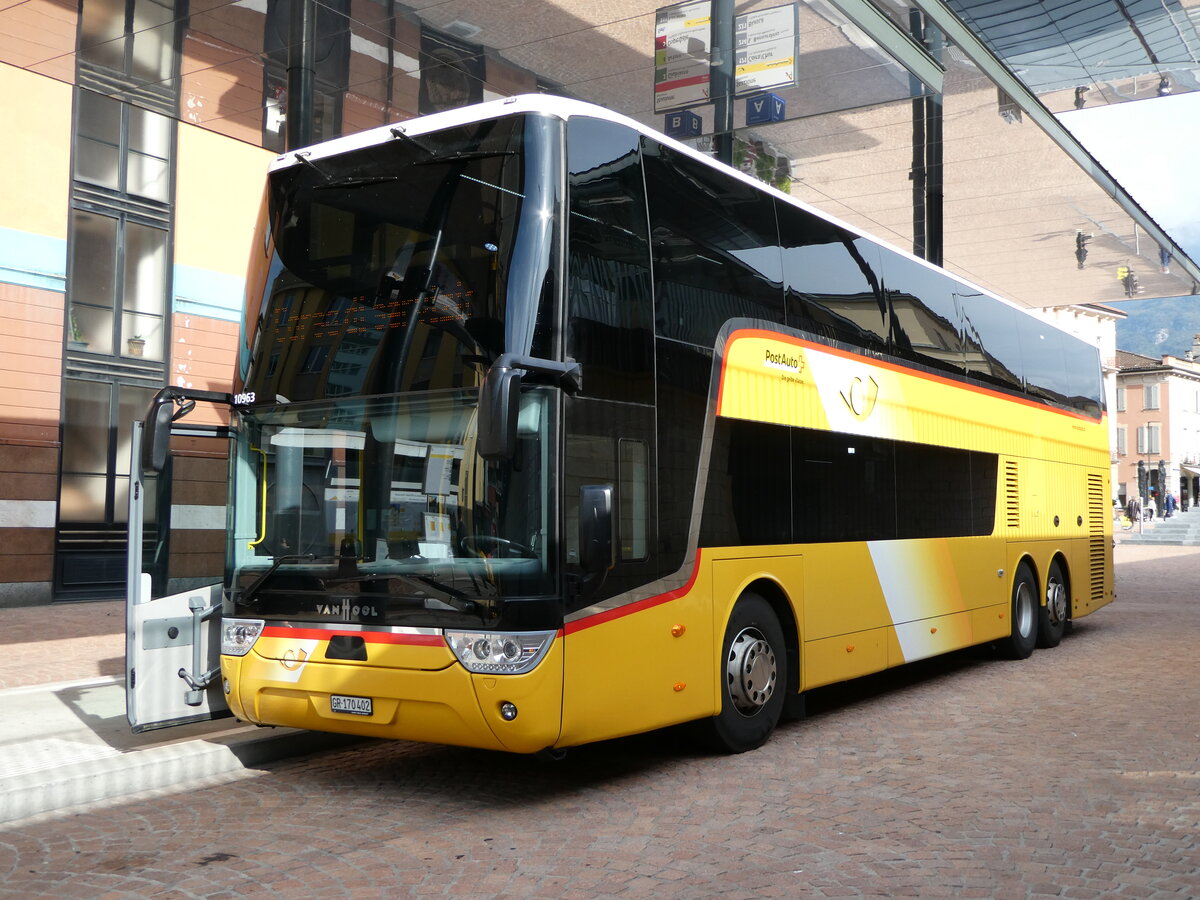 (241'296) - PostAuto Graub�nden - GR 170'402 - Van Hool am 14. Oktober 2022 beim Bahnhof Bellinzona