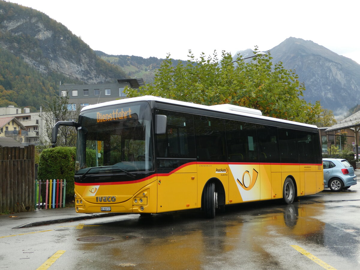 (241'689) - Fl�ck, Brienz - Nr. 27/BE 868'727 - Iveco am 22. Oktober 2022 in Meiringen, Postautostation