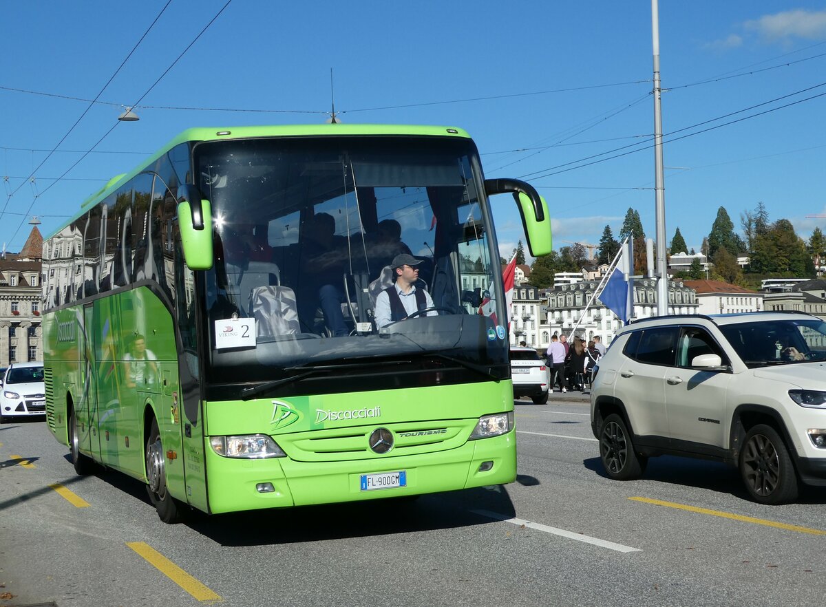 (241'755) - Aus Italien: Discacciati, Como - FL-900 GM - Mercedes am 22. Oktober 2022 in Luzern, Bahnhofbr�cke
