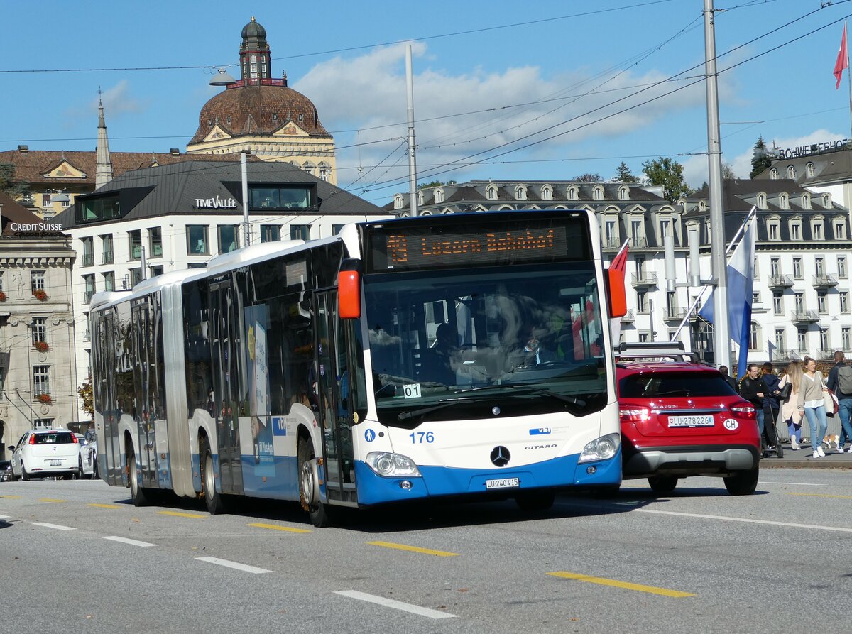 (241'757) - VBL Luzern - Nr. 176/LU 240'415 - Mercedes am 22. Oktober 2022 in Luzern, Bahnhofbr�cke