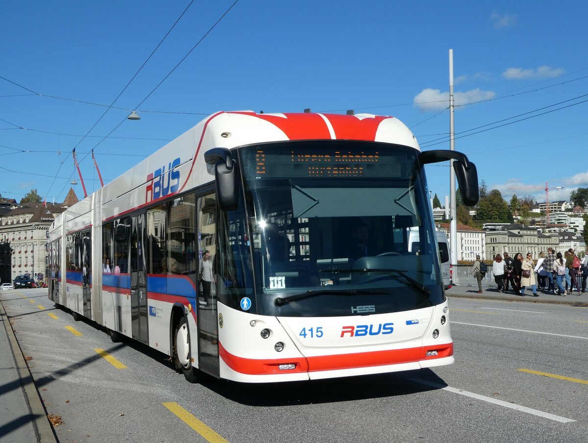 (241'759) - VBL Luzern - Nr. 415 - Hess/Hess Doppelgelenktrolleybus am 22. Oktober 2022 in Luzern, Bahnhofbr�cke