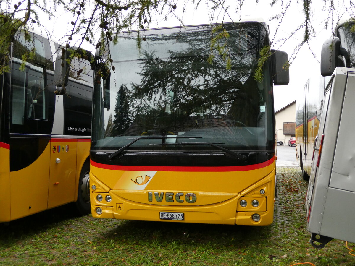 (241'818) - Fl�ck, Brienz - Nr. 28/BE 868'728 - Iveco am 24. Oktober 2022 in Meiringen, Postgarage