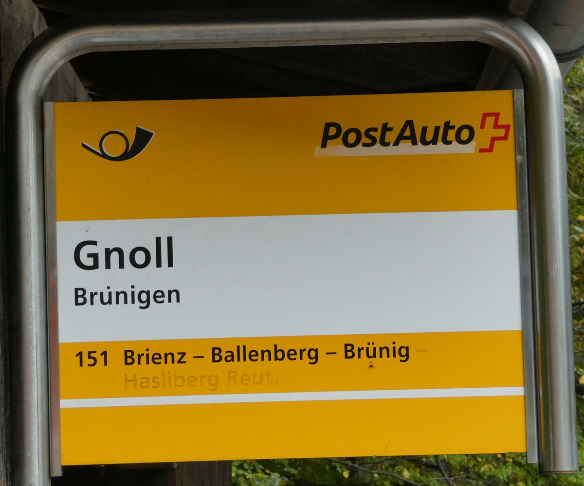 (241'829) - PostAuto-Haltestellenschild - Br�nigen, Gnoll - am 24. Oktober 2022