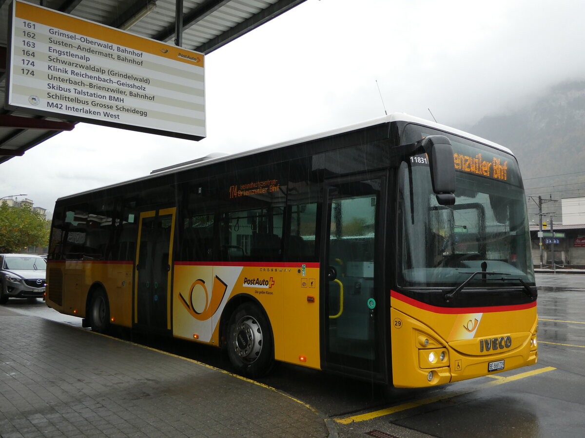 (241'837) - Fl�ck, Brienz - Nr. 29/BE 868'729 - Iveco am 24. Oktober 2022 in Meiringen, Postautostation