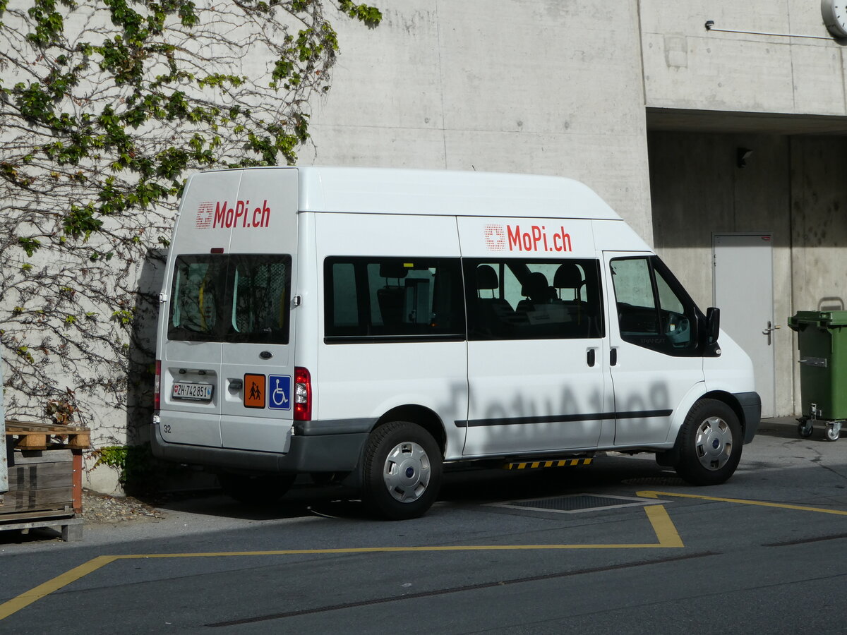 (242'002) - MoPi.ch, Sch�belbach - Nr. 32/ZH 742'851 - Ford am 30. Oktober 2022 beim Bahnhof Visp