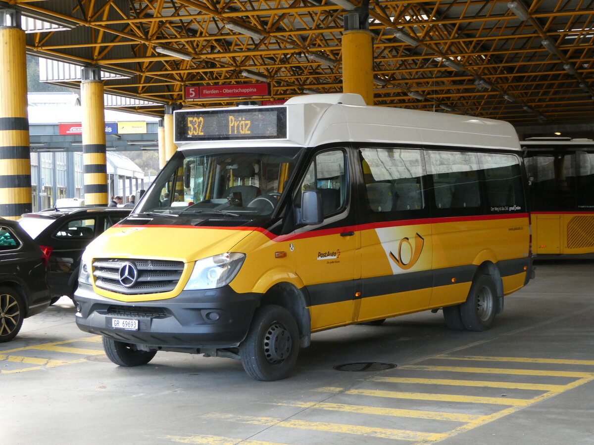 (242'257) - PostAuto Graub�nden - GR 69'693 - Mercedes am 8. November 2022 in Thusis, Postautostation