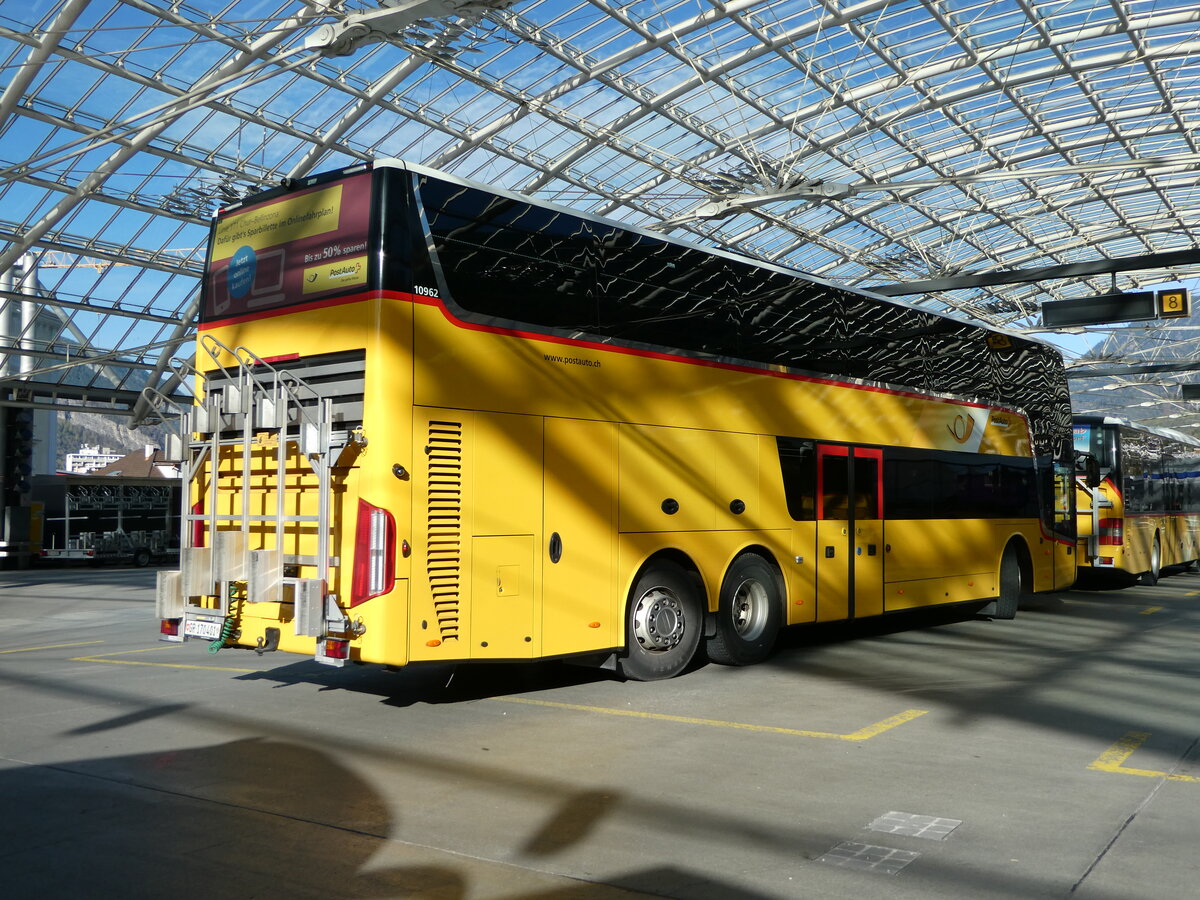 (242'308) - PostAuto Graub�nden - GR 170'401 - Van Hool am 8. November 2022 in Chur, Postautostation