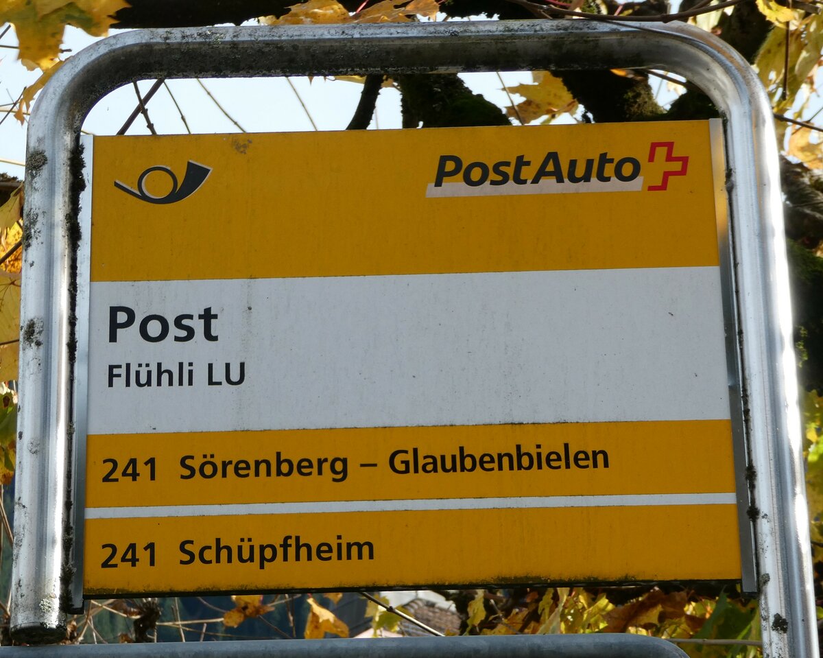 (242'405) - PostAuto-Haltestellenschild - Fl�hli LU, Post - am 11. November 2022