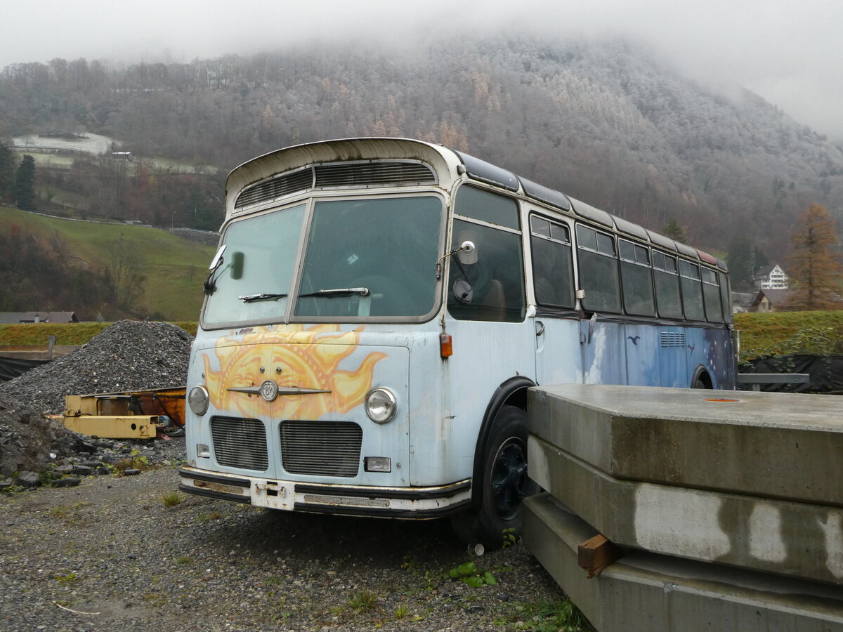 (243'722) - Frey, Wangen b.D. - FBW/Eggli (ex Fl�ck, Utzenstorf; ex Fl�ck, Schinznach Bad; ex Heinecken Vereinsbus, Turtig; ex van Dyck, Brig; ex P 24'152) am 10. Dezember 2022 in N�fels, Industrie