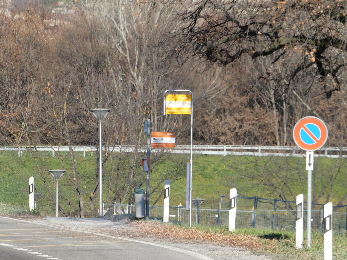 (243'747) - PostAuto/ehemalige Ballestraz-Haltestelle am 11. Dezember 2022 in Sion, H�pital