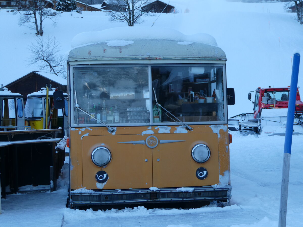 (243'994) - Bus Stop, Grindelwald - Nr. 5 - FBW/R&J (ex Schuler, Orpund; ex Tramverein, Bern; ex Meier, Studen; ex Sch�r, Aegerten; ex ABM Meinisberg Nr. 5; ex ABM Meinisberg Nr. 1) am 18. Dezember 2022 in Grindelwald, Steinacher