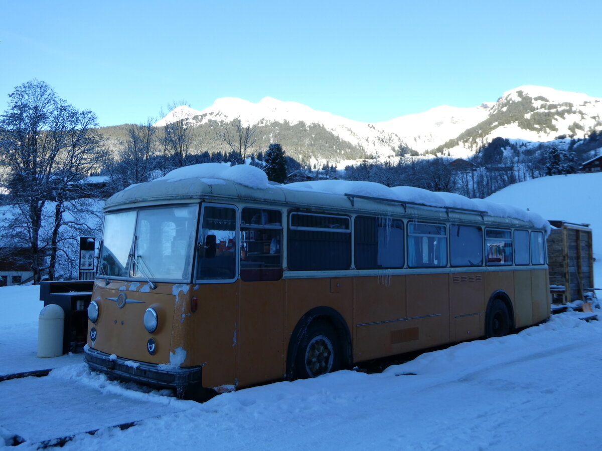 (243'995) - Bus Stop, Grindelwald - Nr. 5 - FBW/R&J (ex Schuler, Orpund; ex Tramverein, Bern; ex Meier, Studen; ex Sch�r, Aegerten; ex ABM Meinisberg Nr. 5; ex ABM Meinisberg Nr. 1) am 18. Dezember 2022 in Grindelwald, Steinacher