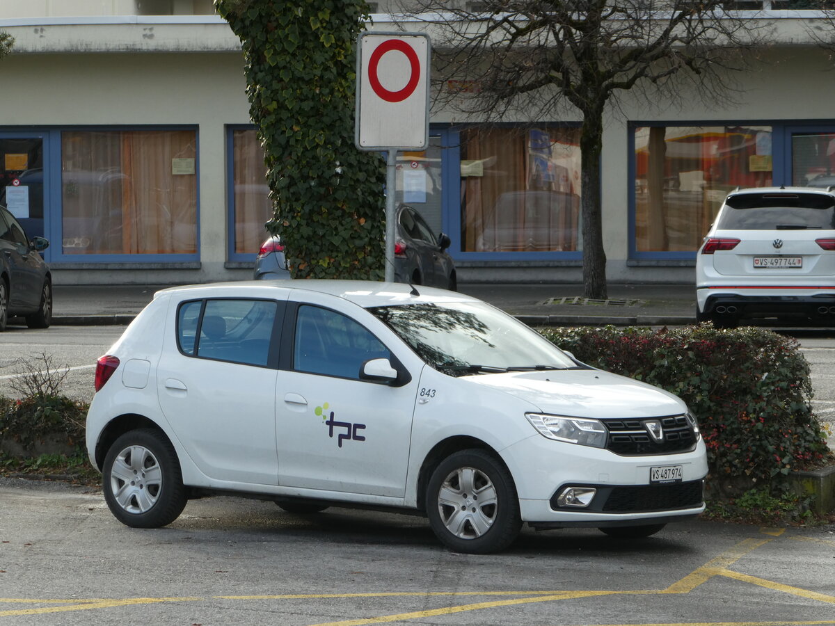 (244'246) - TPC Aigle - Nr. 843/VS 487'974 - Dacia am 27. Dezember 2022 beim Bahnhof Monthey CFF