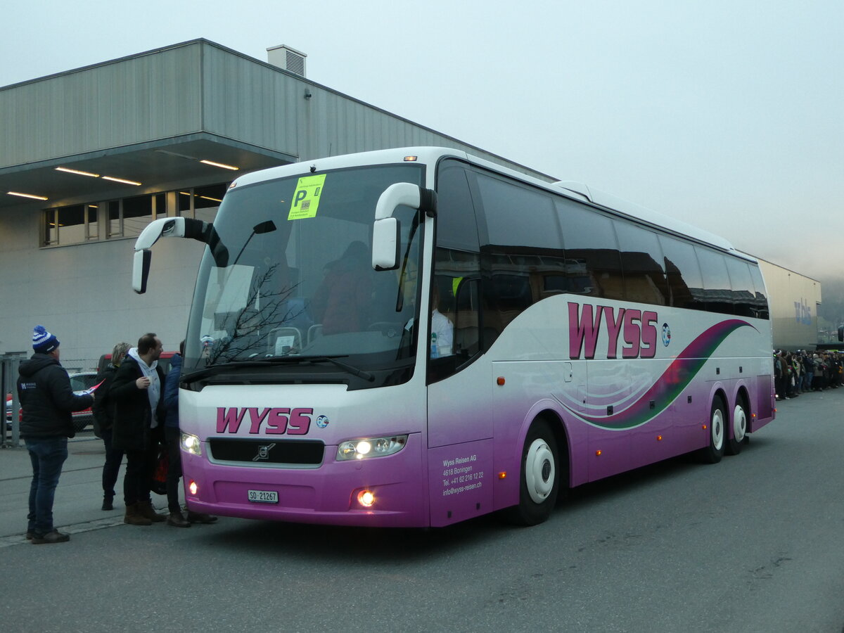 (244'542) - Wyss, Boningen - SO 21'267 - Volvo (ex Nr. 42) am 7. Januar 2023 beim Bahnhof 
Frutigen