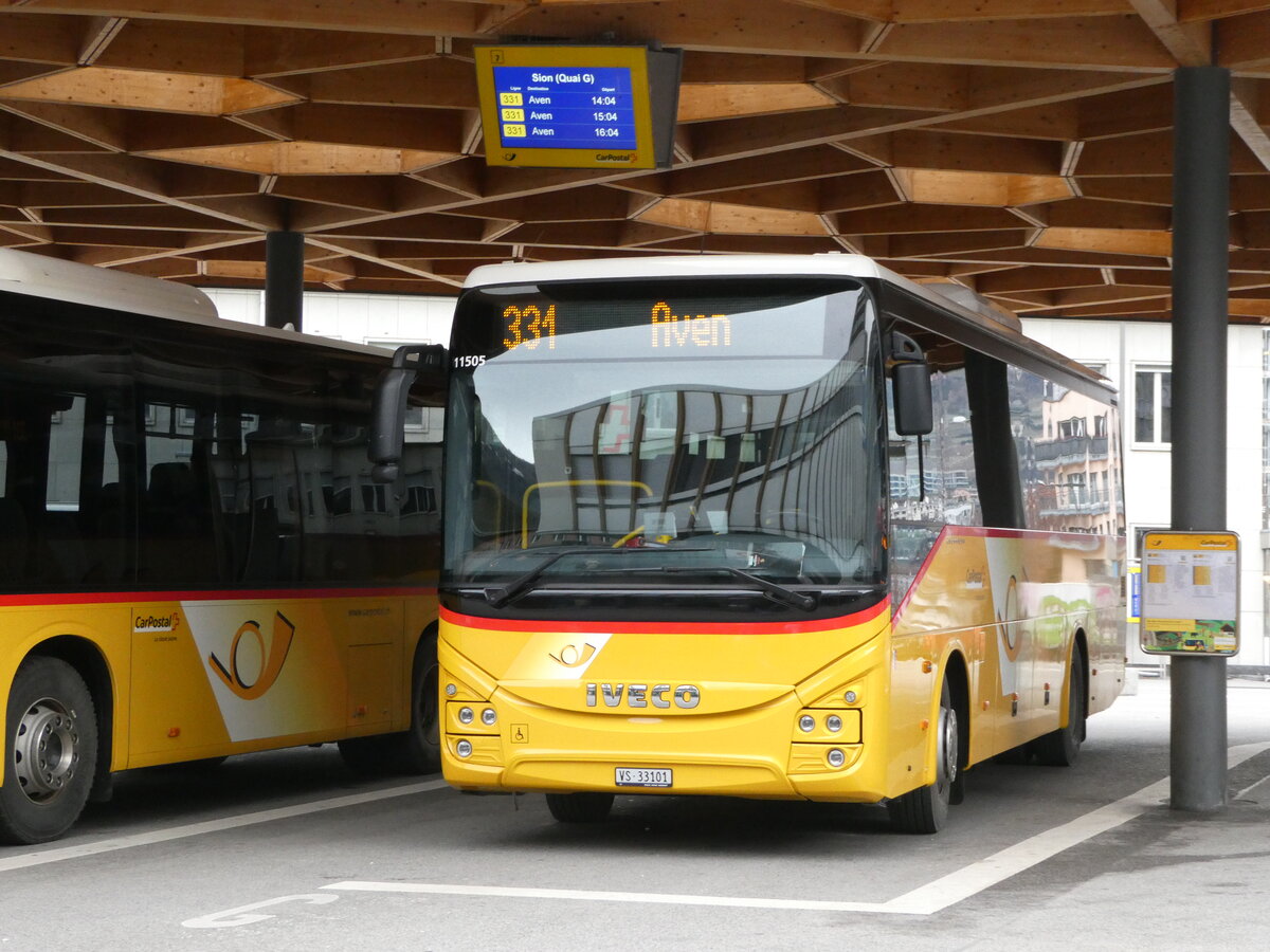 (244'968) - Ev�quoz, Erde - VS 33'101/PID 11'505 - Iveco am 11. Januar 2023 beim Bahnhof Sion