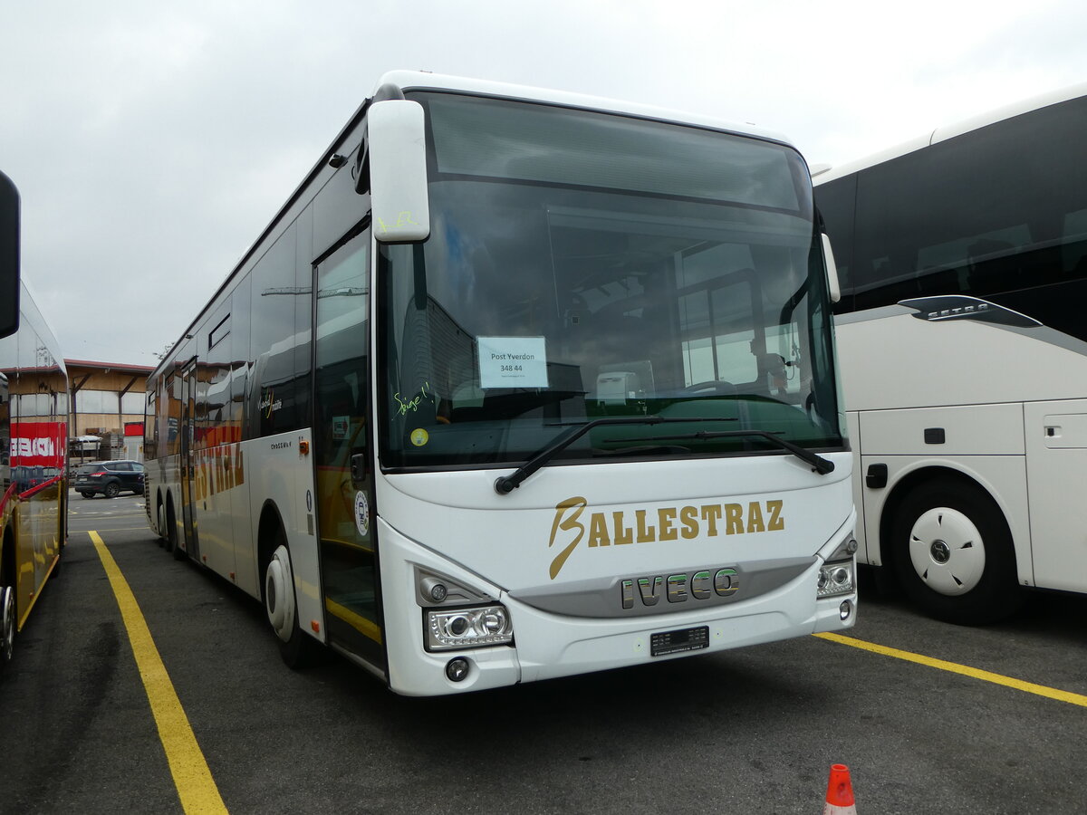 (245'491) - Ballestraz, Gr�ne - (VS 494'274) - Iveco (ex Vorf�hrfahrzeug Iveco France) am 28. Januar 2023 in Kerzers, Interbus