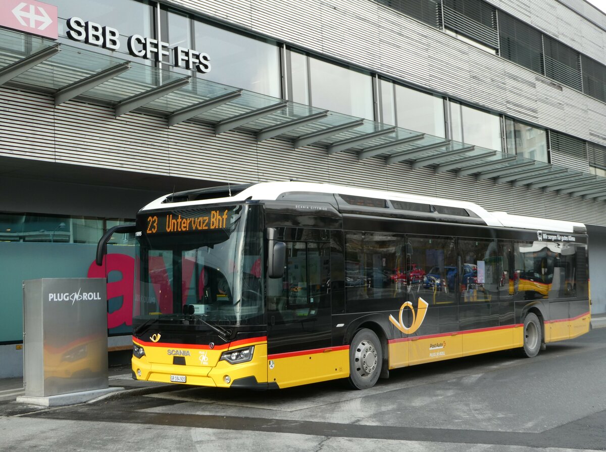 (245'849) - D�nser, Trimmis - GR 184'920/PID 11'895 - Scania am 6. Februar 2023 beim Bahnhof Landquart
