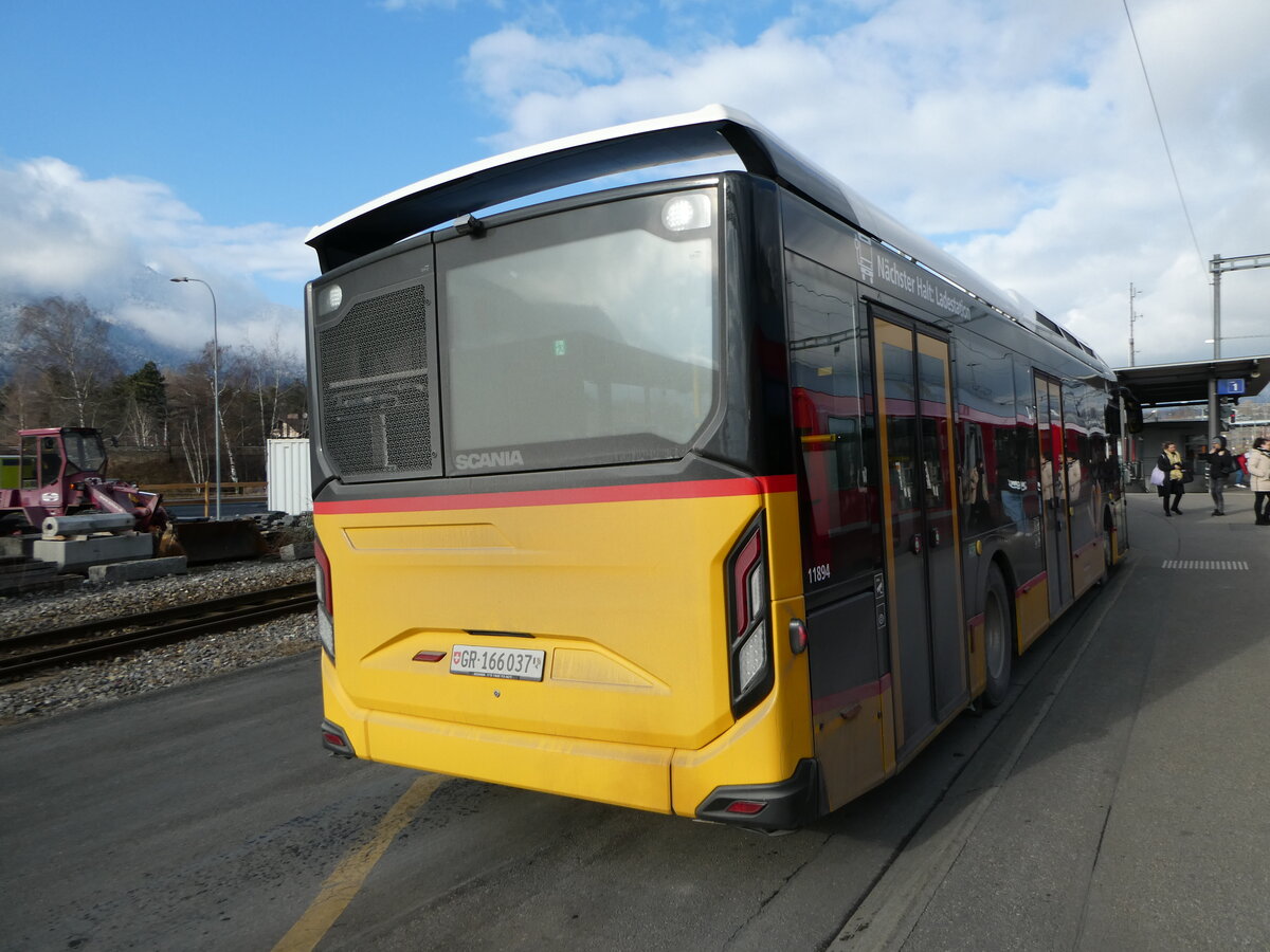 (245'874) - D�nser, Trimmis - GR 166'037/PID 11'894 - Scania am 6. Februar 2023 beim Bahnhof Untervaz-Trimmis
