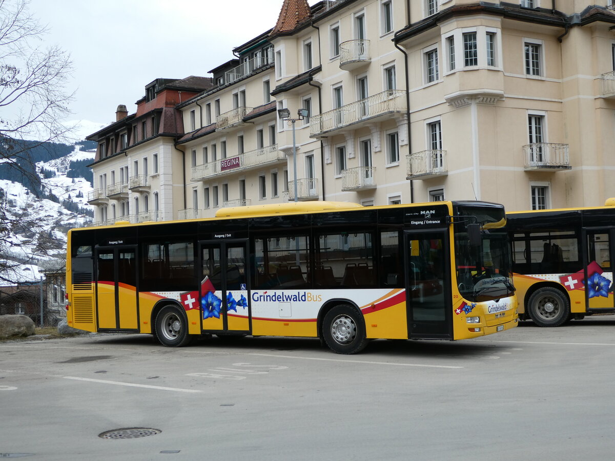 (246'233) - Grindelwaldbus, Grindelwald - Nr. 20/BE 349'361 - MAN/G�ppel am 17. Februar 2023 beim Bahnhof Grindelwald