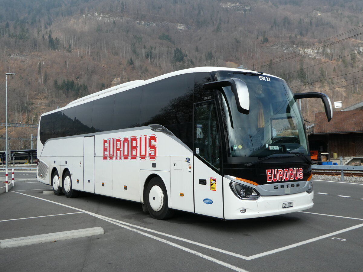 (246'782) - Welti-Furrer, Bassersdorf - Nr. 27/ZH 5027 - Setra am 2. M�rz 2023 beim Bahnhof Interlaken Ost 