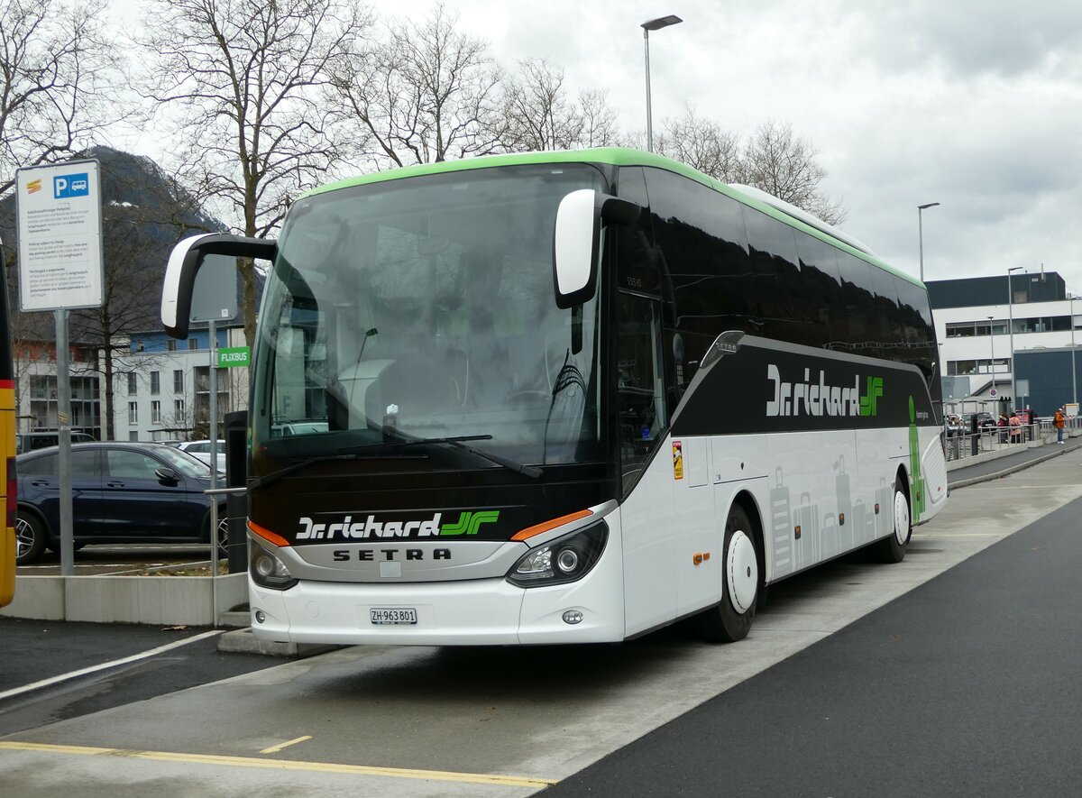 (247'142) - Dr. Richard, Z�rich - Nr. 5042/ZH 963'801 - Setra am 10. M�rz 2023 beim Bahnhof Interlaken Ost